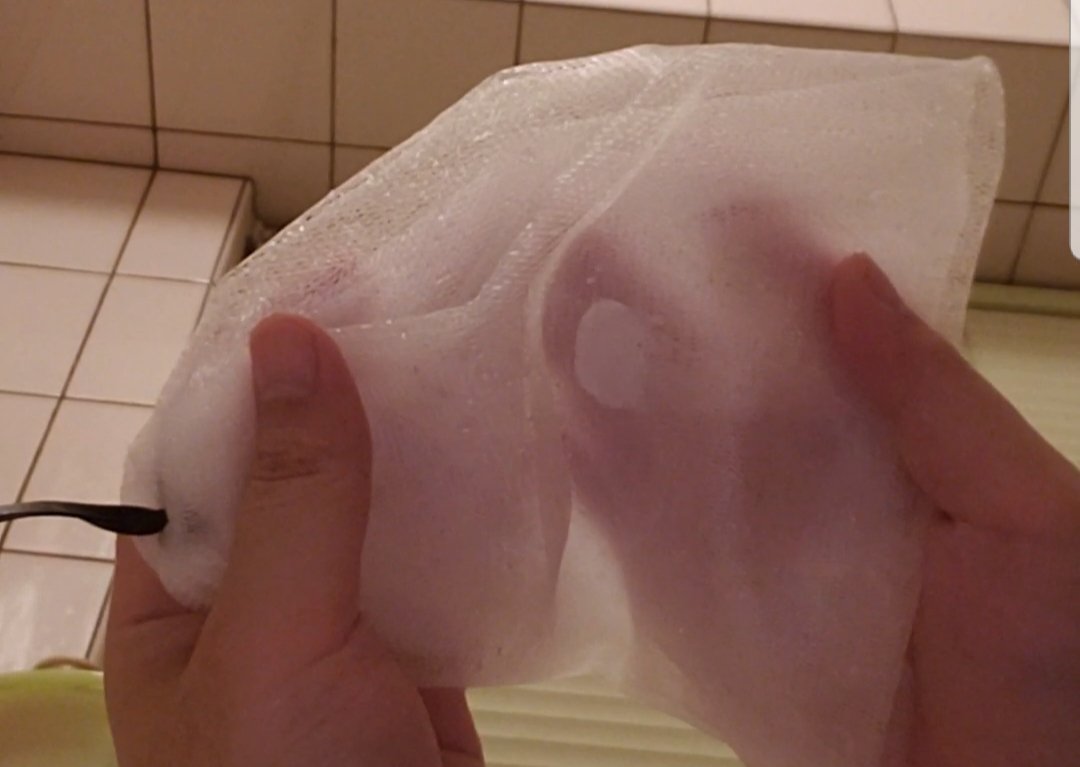 バルクオム洗顔の正しい泡立てネットの持ち方